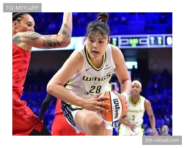 刷到李月汝日常照，我还在数月底账单，她随手把名牌当路人